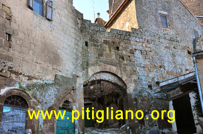 l'antica Porta di Sovana